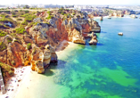 Luftaufnahme der natürlichen Felsen in der Nähe von Lagos an der Algarve