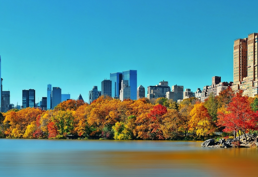 Der Central Park in New York City erstrahlt im Herbst in herrlichen Farben.