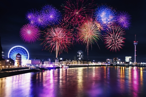 Genießen Sie das Feuerwerk in Düsseldorf vom Schiff aus – ein einzigartiges Erlebnis!