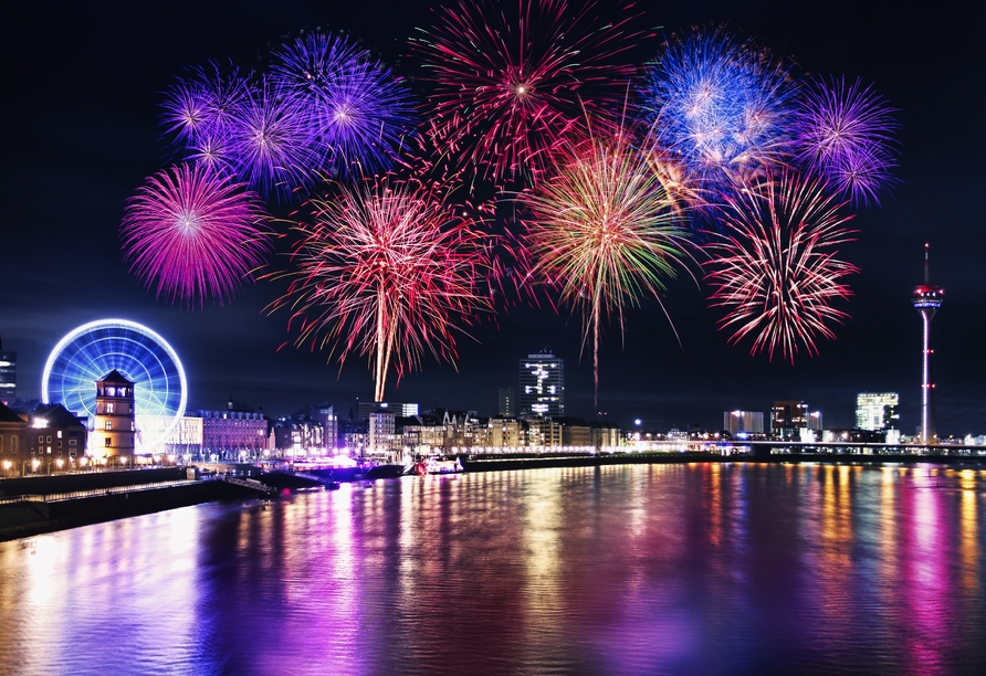 Genießen Sie das Feuerwerk in Düsseldorf vom Schiff aus – ein einzigartiges Erlebnis!