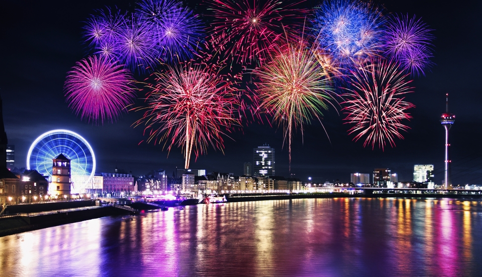 Genießen Sie das Feuerwerk in Düsseldorf vom Schiff aus – ein einzigartiges Erlebnis!