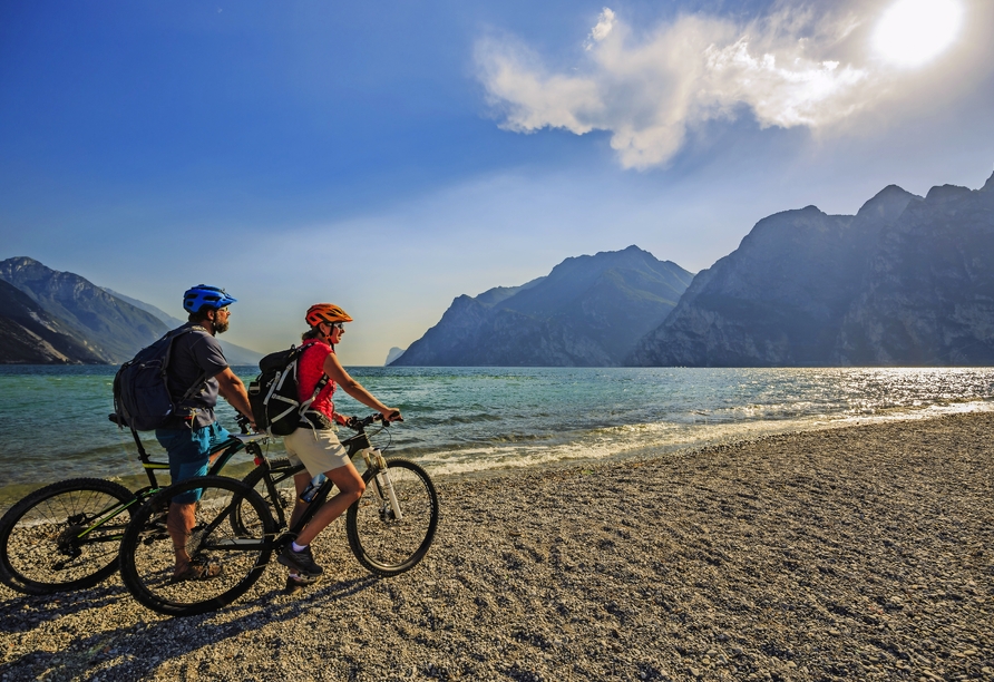 Unternehmen Sie eine entspannte Fahrradtour entlang des Seeufers.