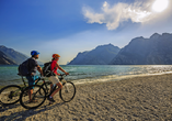 Unternehmen Sie eine entspannte Fahrradtour entlang des Seeufers.