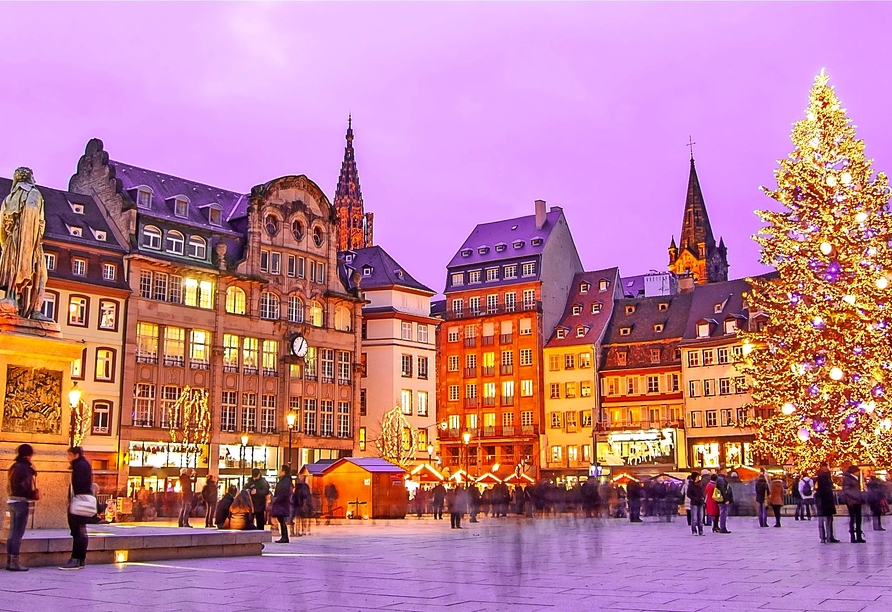Besuchen Sie den Weihnachtsmarkt in Straßburg.