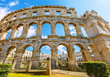 In Pula zieht das mächtige Amphitheater alle Blicke auf sich. 