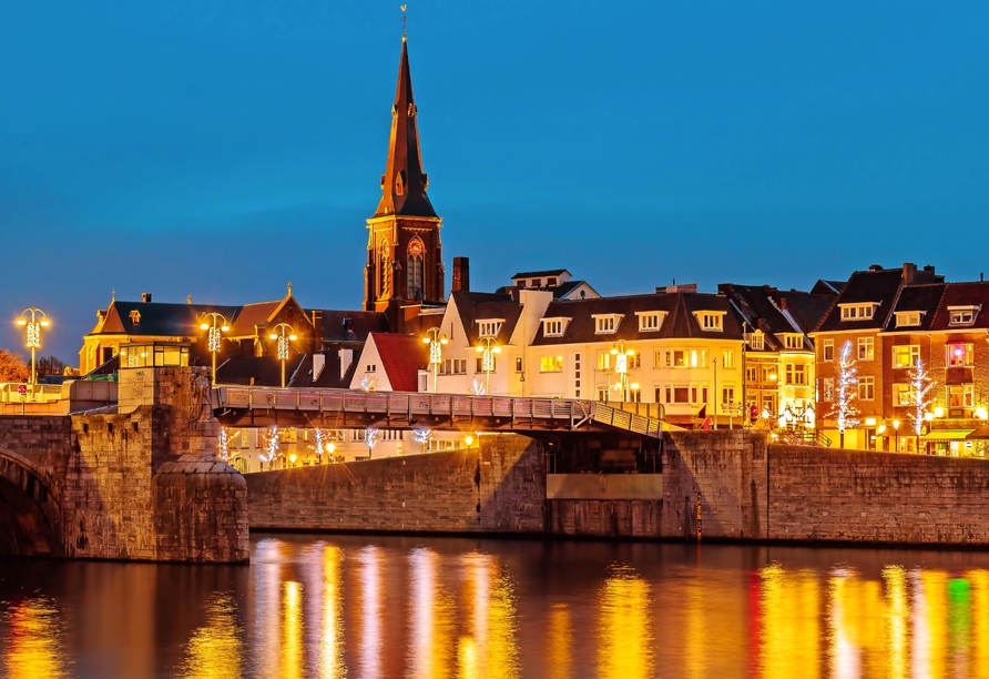 Blick auf die Sint Servaas Brücke im niederländischen Maastricht