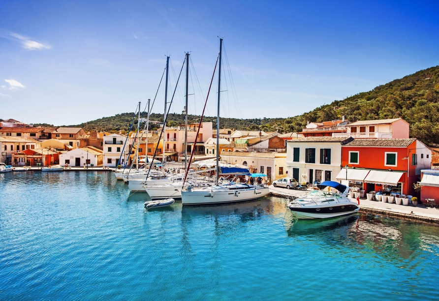 Im Hafen der Stadt Gaios auf der Insel Paxos liegen viele kleine Segelboote.