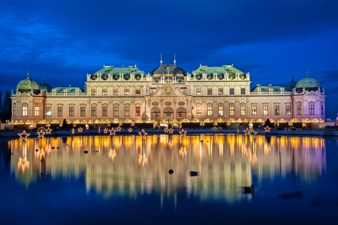 Das weihnachtlich geschmückte Schloss Belvedere in Wien