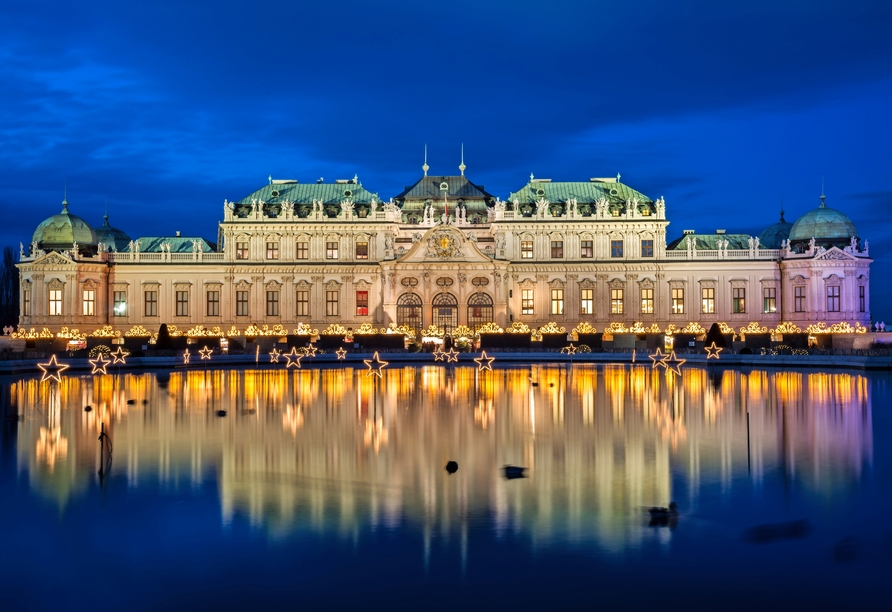 Das weihnachtlich geschmückte Schloss Belvedere in Wien