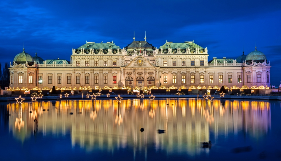 Das weihnachtlich geschmückte Schloss Belvedere in Wien
