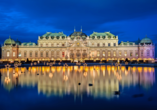 Das weihnachtlich geschmückte Schloss Belvedere in Wien