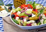 Ein leckerer und leichter Klassiker aus Griechenland: Salat mit Oliven, Feta und Tomaten.