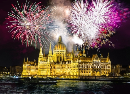 Eine wunderschöne Silvesterfeier und ein frohes neues Jahr wünschen wir Ihnen in Budapest.