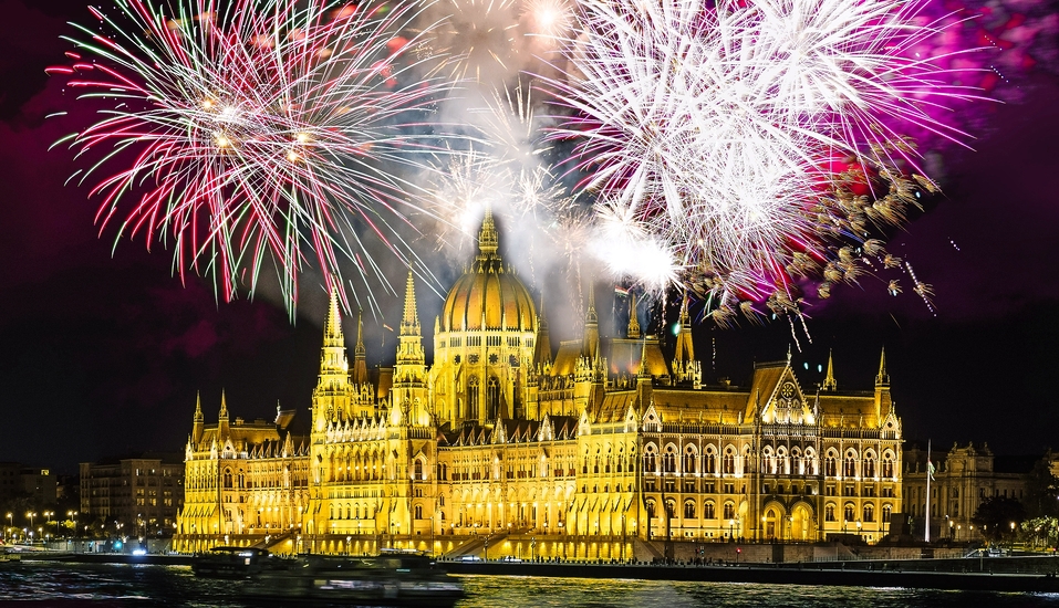 Eine wunderschöne Silvesterfeier und ein frohes neues Jahr wünschen wir Ihnen in Budapest.