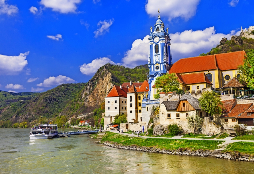 Dürnstein an der Donau begeistert mit seinem blauen Kirchturm.