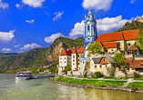 Dürnstein an der Donau begeistert mit seinem blauen Kirchturm.