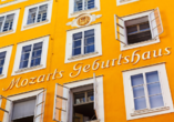 Das Geburtshaus des Komponisten Mozart in Salzburg sollten Sie gesehen haben.