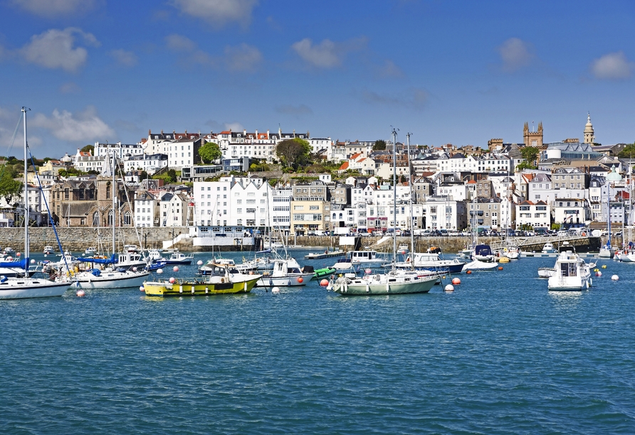 Die Hafenstadt Saint Peter Port auf der Insel Guernsey erwartet Sie mit kulturellem Flair und malerischen Gassen.