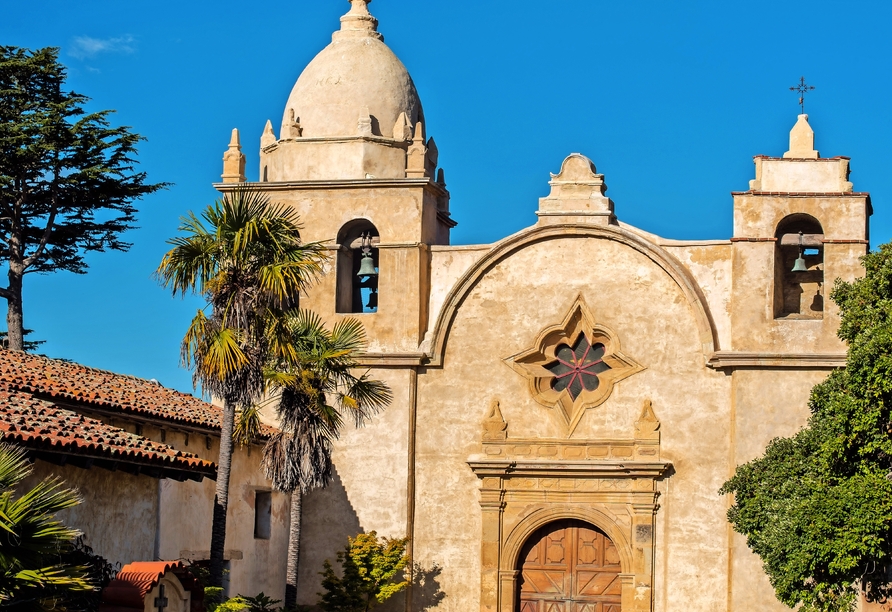 Die historische Carmel Mission in Carmel-by-the-Sea verzaubert mit ihrer eindrucksvollen Architektur und kalifornischem Charme.