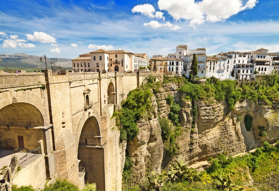 Die Brücke Puente Nuevo in Ronda gehört zu den bekanntesten Fotomotiven des andalusischen Hinterlandes.