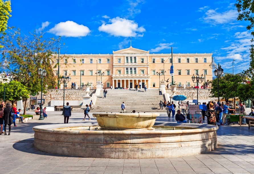 Besuchen Sie das Griechische Parlamentsgebäude auf dem belebten Syntagma-Platz im Athen...