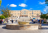 Besuchen Sie das Griechische Parlamentsgebäude auf dem belebten Syntagma-Platz im Athen...