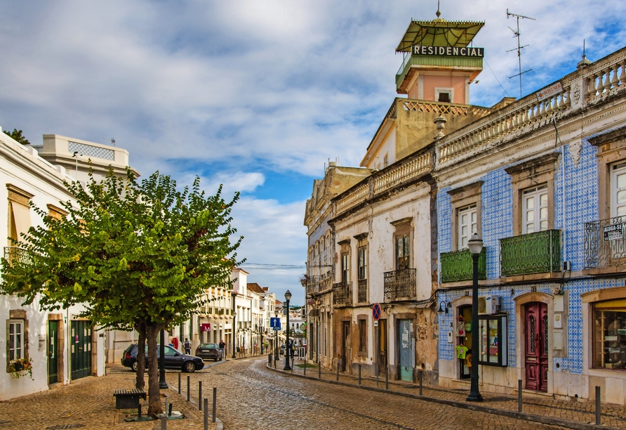 Schlendern Sie durch die malerischen Straßen der Stadt Tavira.