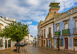 Schlendern Sie durch die malerischen Straßen der Stadt Tavira.