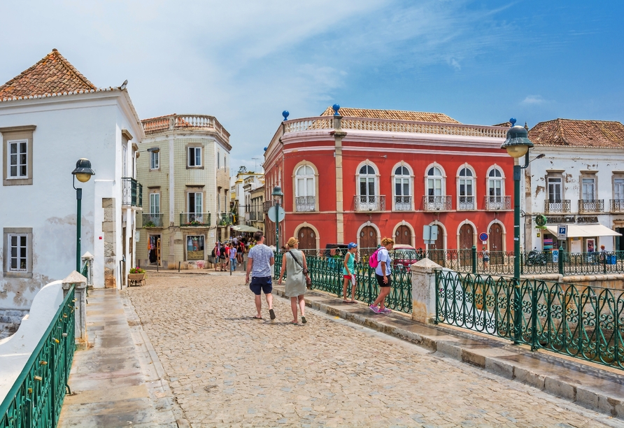 Tavira verzaubert mit romantischen Brücken und farbenfrohen Häusern, das ihr den Beinamen Venedig der Algarve verleiht.