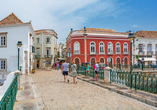 Tavira verzaubert mit romantischen Brücken und farbenfrohen Häusern, das ihr den Beinamen Venedig der Algarve verleiht.