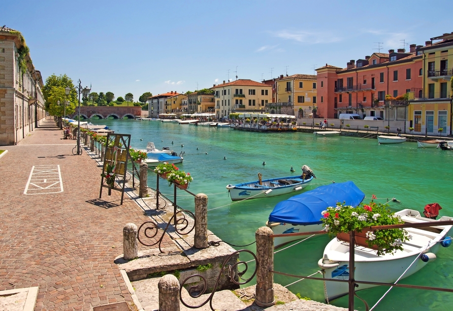 Spazieren Sie entlang des Hafens in Peschiera Del Garda.