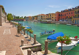 Spazieren Sie entlang des Hafens in Peschiera Del Garda.