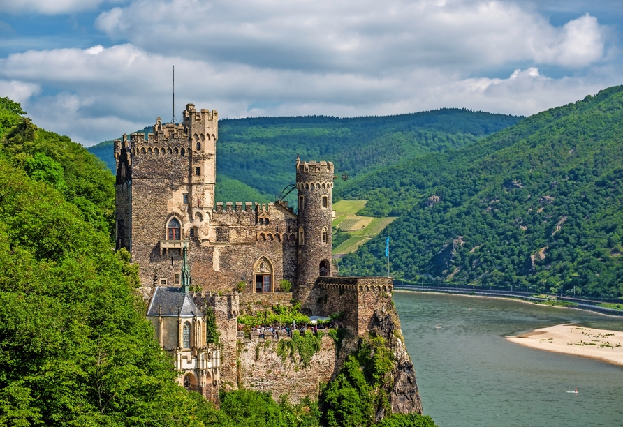 Entlang Ihrer Tour entdecken Sie zahlreiche Burgen, wie hier die Burg Rheinstein bei Trechtingshausen.