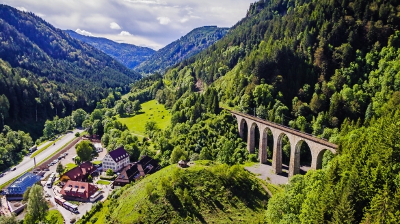 Die imposante Steinbogenbrücke der Ravennaschlucht erhebt sich eindrucksvoll über dem Tal und macht den Blick nach oben zu einem unvergesslichen Moment.