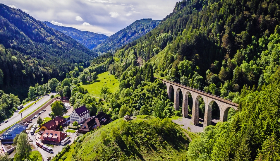 Die imposante Steinbogenbrücke der Ravennaschlucht erhebt sich eindrucksvoll über dem Tal und macht den Blick nach oben zu einem unvergesslichen Moment.