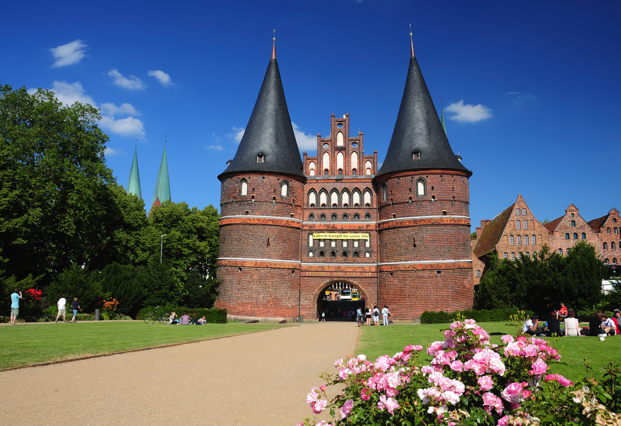 Lübeck ist bekannt für sein historisches Stadttor, das Holstentor.
