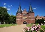 Lübeck ist bekannt für sein historisches Stadttor, das Holstentor.