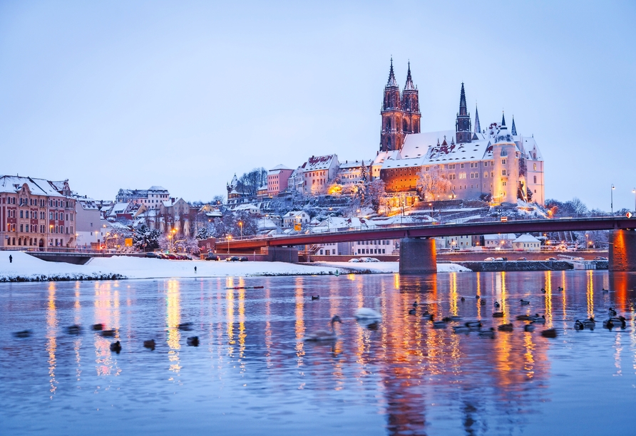 Winterliche Idylle entlang der Elbe vor der historischen Kulisse von Meißen.