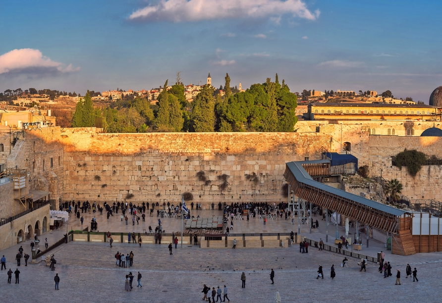 Wie wäre es mit einem Ausflug nach Jerusalem? Besichtigen Sie den Felsendom und die Klagemauer auf dem Tempelberg.