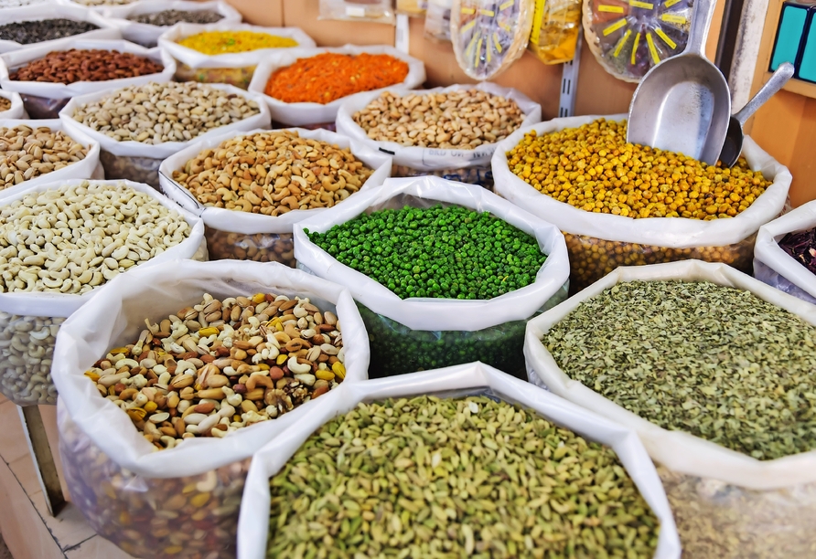 Testen Sie die verschiedensten orientalischen Gewürze auf dem Markt in Nizwa.