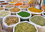 Testen Sie die verschiedensten orientalischen Gewürze auf dem Markt in Nizwa.