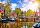 Unternehmen Sie eine entspannte Grachtenfahrt in Amsterdam.