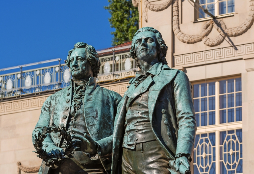 Besichtigen Sie das Goethe-Schiller Denkmal in Weimar.