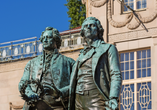 Besichtigen Sie das Goethe-Schiller Denkmal in Weimar.