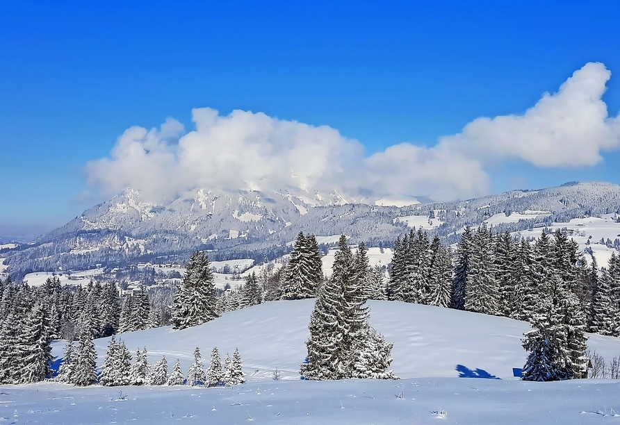 Sonthofen zeigt sich im Winter vor der beeindruckenden Kulisse der verschneiten Allgäuer Gipfel.
