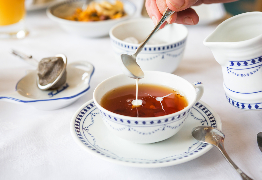 Der typische Tee gehört zu jedem Urlaub in Ostfriesland dazu.