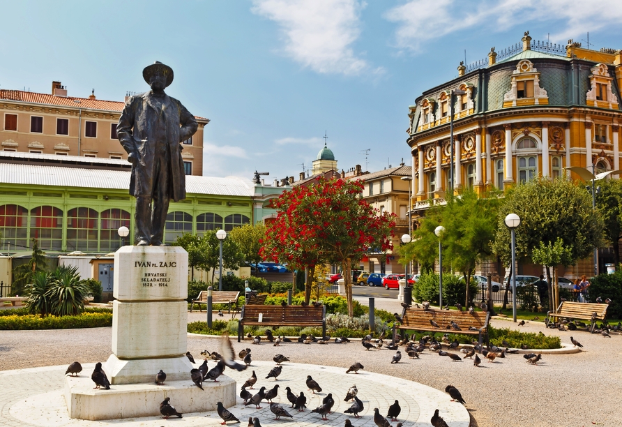 ...und lassen Sie sich verzaubern von einer malerischen Altstadt und schönen Sehenswürdigkeiten, wie den Kasalisni Park mit dem Ivan Zajc Monument.