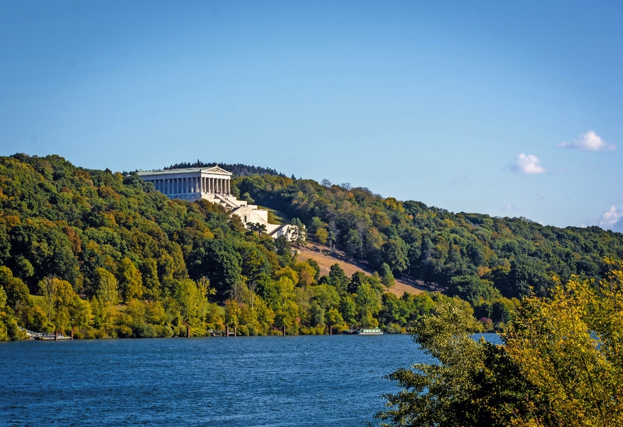 Von Ihrem Schiff aus haben Sie einen guten Blick auf die Walhalla in Donaustauf bei Regensburg.