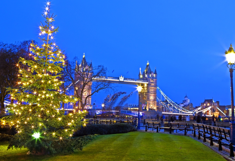 Entdecken Sie im weihnachtlichen London die berühmtesten Sehenswürdigkeiten wie zum Beispiel die Tower Bridge.