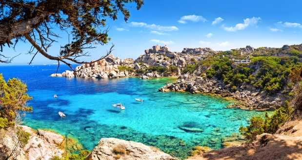 Sardiniens Smaragdküste zeigt sich von ihrer eindrucksvollen Seite.